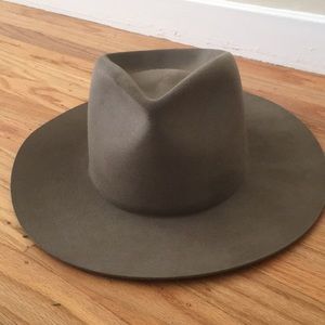 Janessa Leone Alara hat size large